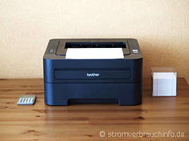 Schwarz-weiß Laserdrucker der Firma Brother in einem Büro auf dem Tisch