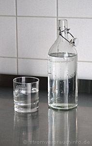 Trinkwasser aus der Leitung im Glasbehälter