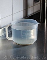 Wasserbehälter mit Volumenmarkierung