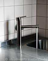 Wasserhahn - fließendes Wasser